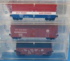 99305210 MICRO TRAINS 3 WAGONS WAR BONDS.JPG